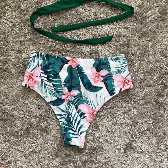 Bikini - Picture 4 of 4